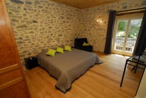 1 dormitorio con 1 cama con almohadas amarillas en Le Coing des Vignes en Mauressargues