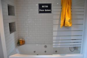 d'une salle de bains avec baignoire et d'un panneau indiquant le meurtre d'héroïne dans l'établissement Coeur des Domes, à Fontfreide