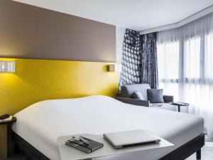 Rúm í herbergi á Ibis Styles Nice Centre Port