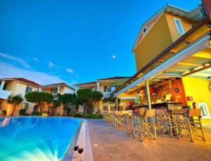 Bazén v ubytování Alkyon Apartments & Villas Hotel nebo v jeho okolí