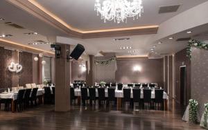 Reštaurácia alebo iné gastronomické zariadenie v ubytovaní Hotel Nowy Dwór + 37 fotografií