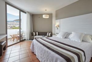 Afbeelding uit fotogalerij van Hotel Tres Torres in Santa Eularia des Riu