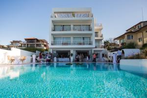 una gran piscina frente a un edificio en Sea Sense Boutique Hotel & Wellness en Sozopol