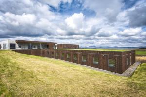 un edificio en la cima de un campo con un edificio en Hótel Laxá, en Myvatn