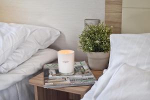 GryttvedValfjället Ski center的床头灯台上的蜡烛台