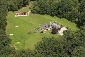 una vista aérea de una gran finca con una casa en Domaine de La Mésange, en Le Mesnil-Durand