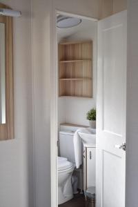 łazienka z toaletą i umywalką w obiekcie Valfjället Ski center w mieście Gryttved