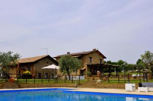a house and a swimming pool in front of a house at Agriturismo Nociquerceto in Tarano