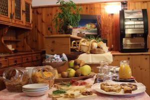 eine Küche mit einem Tisch mit Essen drauf in der Unterkunft Albergo Bucaneve in Campodolcino