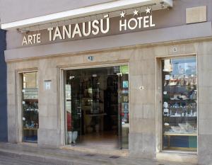 una tienda frente a un hotel tennissus en Hotel Tanausu, en Santa Cruz de Tenerife