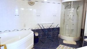 A bathroom at Beáta Apartman