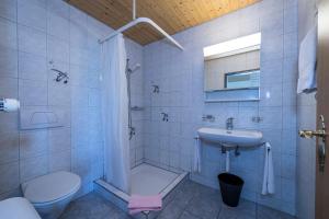 Ein Badezimmer in der Unterkunft Berghotel Sellamatt