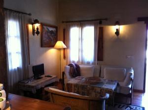 sala de estar con sofá y mesa en La Caldera Vieja en Zalamea la Real
