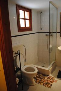 ケリオンにあるVilla Eoraのバスルーム(トイレ、ガラス張りのシャワー付)