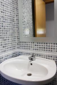 Łazienka w obiekcie Apartamento junto al mar Los Marineros con acceso independiente por terraza