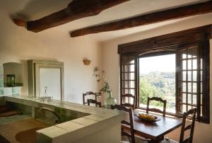 una cucina con un tavolo e una grande finestra di La Miette a Vence Altre 28 foto