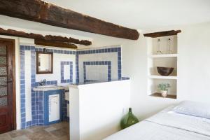 una camera da letto con pareti piastrellate in blu e bianco di La Miette a Vence