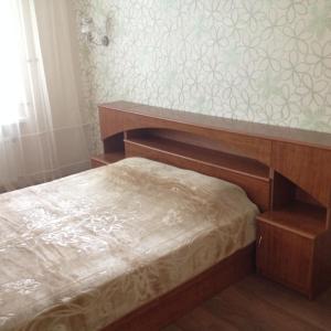 プーシキンにあるApartments u Orlovskikh Vorotの花の壁の小さなベッドルーム1室