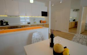 グダニスクにあるIRS ROYAL APARTMENTS Apartamenty IRS Trzy Żagleの白いキッチン(ワイン1本、フルーツ付)