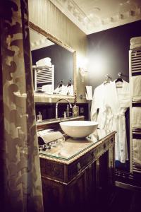 a bathroom with a sink and a mirror at Boutique Hotel Opus One in Numansdorp