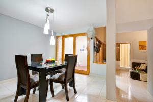 a dining room with a black table and chairs at Casa Grande Para Grupos Siete Habitaciones BiG HOUSE 7 Bedrooms in Medellín