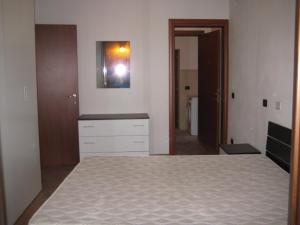 クレモナにあるVia Aselli Liberty Palaceのベッドルーム(大型ベッド1台付)、バスルームが備わります。