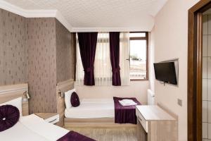 Un pat sau paturi într-o cameră la Olimpiyat Hotel Izmir