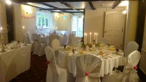 una sala banchetti con tavoli bianchi e sedie bianche di Chalk Farm LDC a Eastbourne