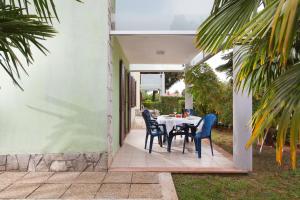 un patio con mesa y sillas en un porche en Daila Apartments, en Novigrad Istria