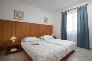 una camera da letto con un letto con due scarpe sopra di Daila Apartments a Novigrad Istria