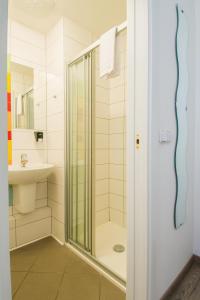 y baño con ducha y lavamanos. en Safestay Prague Charles Bridge, en Praga