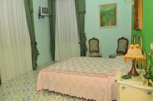1 dormitorio con 1 cama, mesa y sillas en Albergo Roses, en Paola
