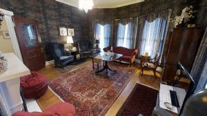 a living room with a table and chairs at Hanna House Bed & Breakfast in New Bern