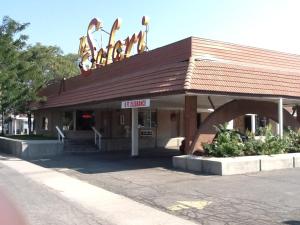 a fast food restaurant with a sign on top of it at Safari Motel in Nephi