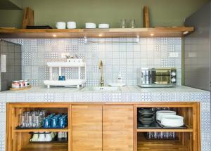 Cucina o angolo cottura di We Come Hostel