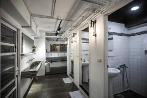un bagno con due lavandini e due WC di We Come Hostel a Taipei