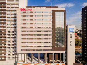 a building with a hbos hotel sign on the side of it at ibis Sao Bernardo do Campo in São Bernardo do Campo