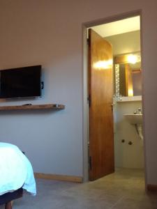 TV a/nebo společenská místnost v ubytování Hostal El Korú