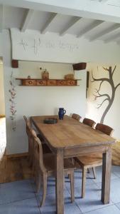 comedor con mesa de madera y sillas en Gite Dardenne, en Bertrix
