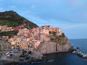 un grupo de casas en la cima de una montaña en Ca' del Monica, en Manarola