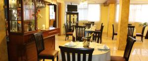 una sala da pranzo con tavolo e sedie in un ristorante di Blub Hotel Spa a Huancayo