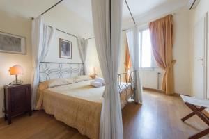 フィレンツェにあるCosta San Giorgio Greenのベッドルーム(大型ベッド1台、窓付)