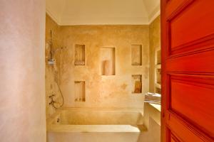 Et badeværelse på Hotel & Spa Dar Baraka & Karam