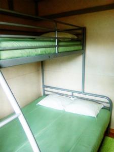Divstāvu gulta vai divstāvu gultas numurā naktsmītnē Parque de Campismo Orbitur Sao Jacinto