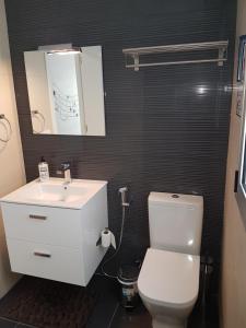 Suite Wagner في سانتا كروث دي تينيريفه: حمام مع مرحاض أبيض ومغسلة +31 صورة