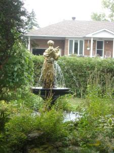 a water fountain in front of a house at Motel le Verseau in Sorel
