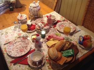 una mesa con desayuno de comida y zumo de naranja en De Bolderie, en Markelo