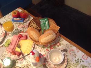 a table with a plate of bread and a bowl of food at De Bolderie in Markelo