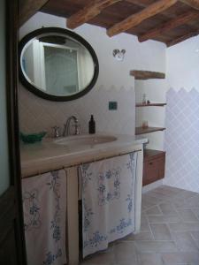 Vonios kambarys apgyvendinimo įstaigoje Sa Domu de sa Contissa