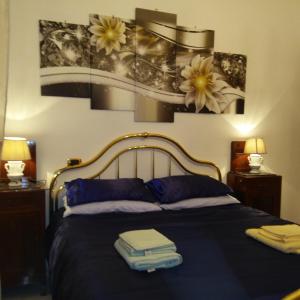 ラ・スペツィアにあるCasa Neneのベッドルーム1室(ベッド1台、タオル2枚付)